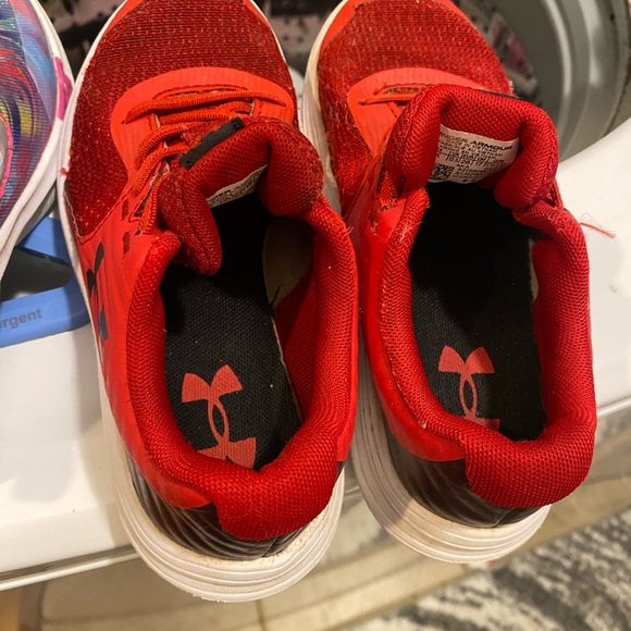 Kids size 10 Underarmour shoes - Picture 2 of 3